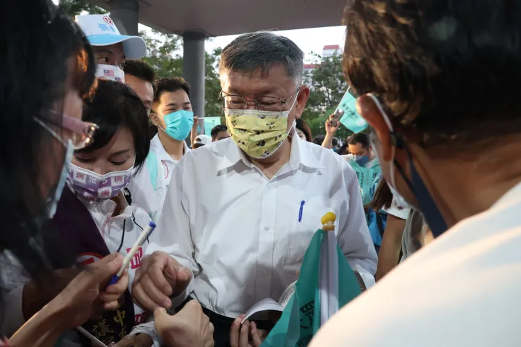 阿北柯文哲旋風今晚席捲台中市北屯民俗公園。張喆喜攝