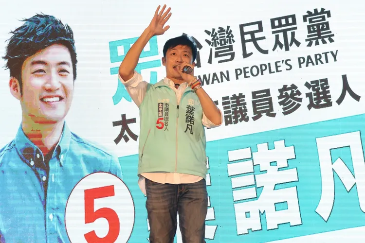 因車禍復健10年才站起來的「生命鬥士」歌手葉諾凡今天現場演唱黃妃的《追追追》，呼籲支持者幫民眾黨追票、固票、投票，送他們11人前進台中市議會。張喆喜攝