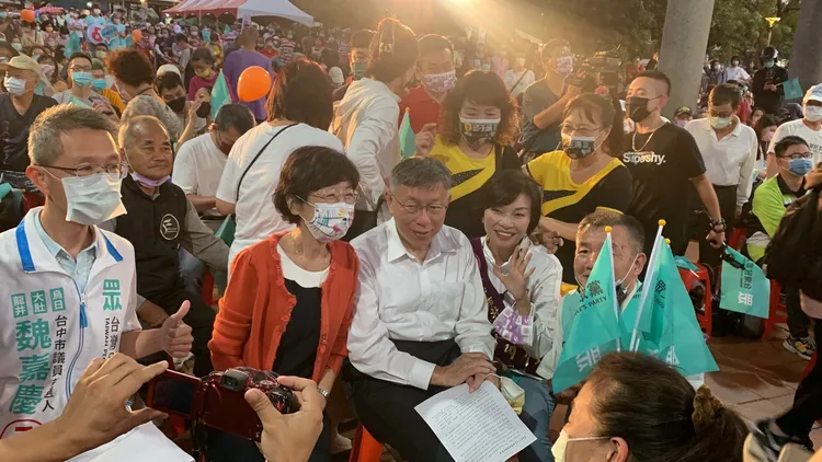 柯文哲今天牽手妻子林佩琪到台中參加民眾黨造勢音樂晚會，受到柯粉歡迎還要合影。曾雪蒨攝