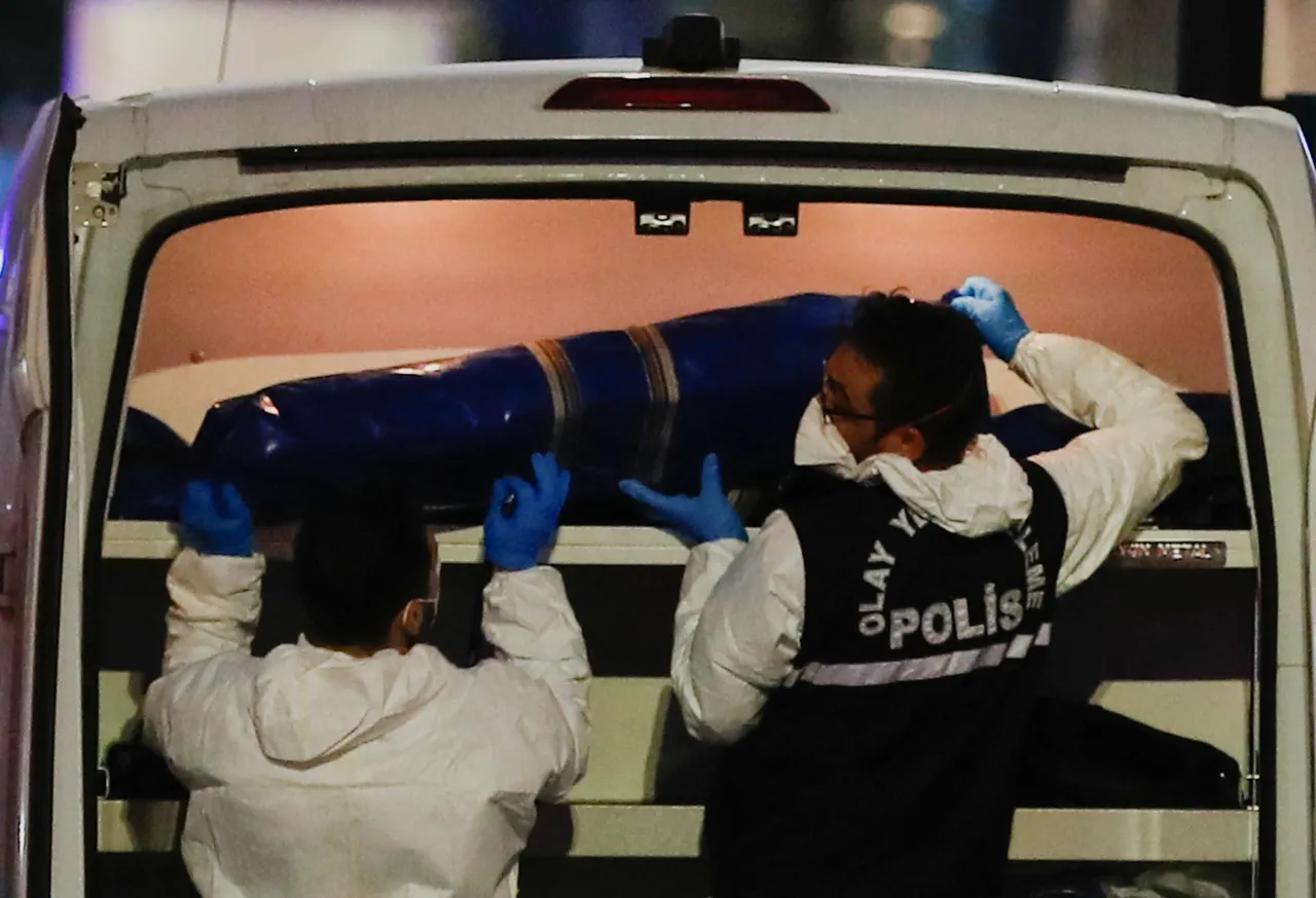 醫護人員把一名死者遺體送上救護車。路透社