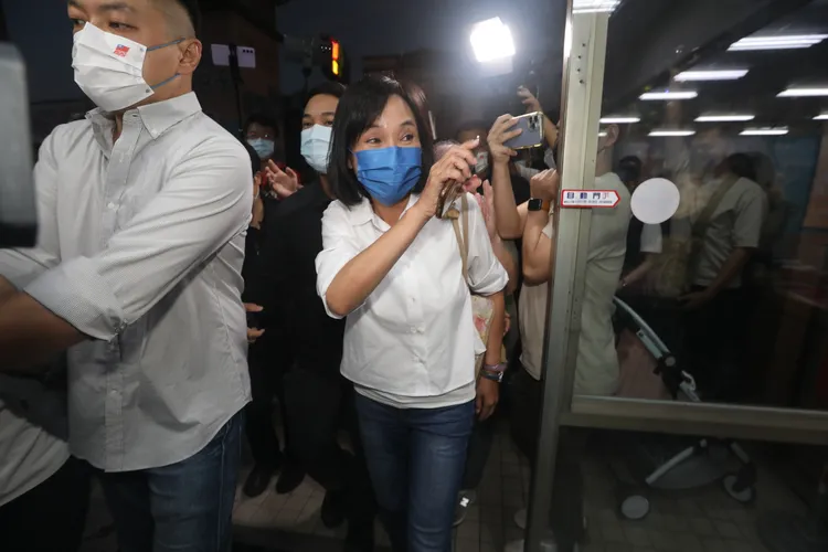 柯志恩晚間五點半抵達競總，支持者高喊加油。 羅琦文攝