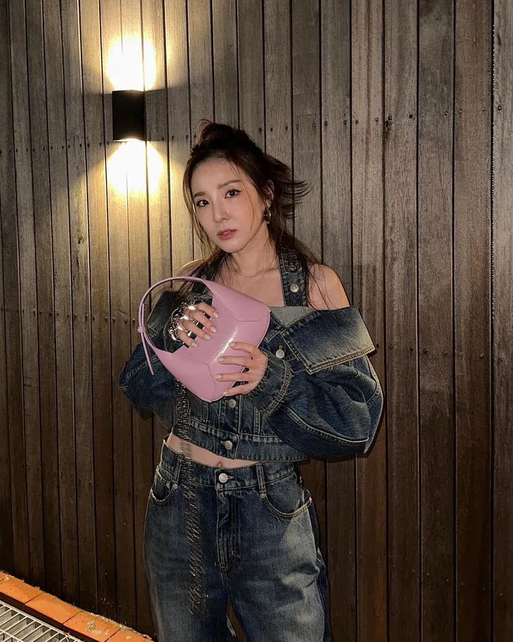 韓團2NE1成員Dara搭配Jewelled Hobo手袋，充分展現了她態度十足的個性。翻攝daraxxi IG