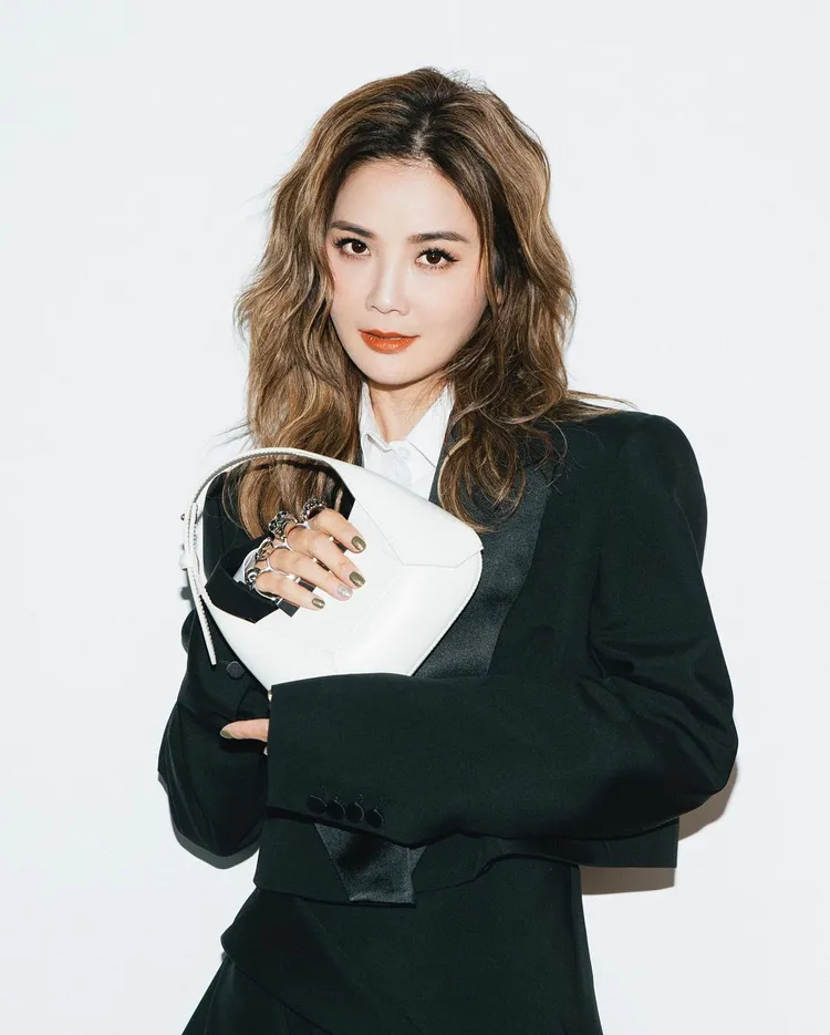 香港女星阿Sa同樣在IG上公然對Jewelled Hobo手袋「示愛」。翻攝choisaaaa IG