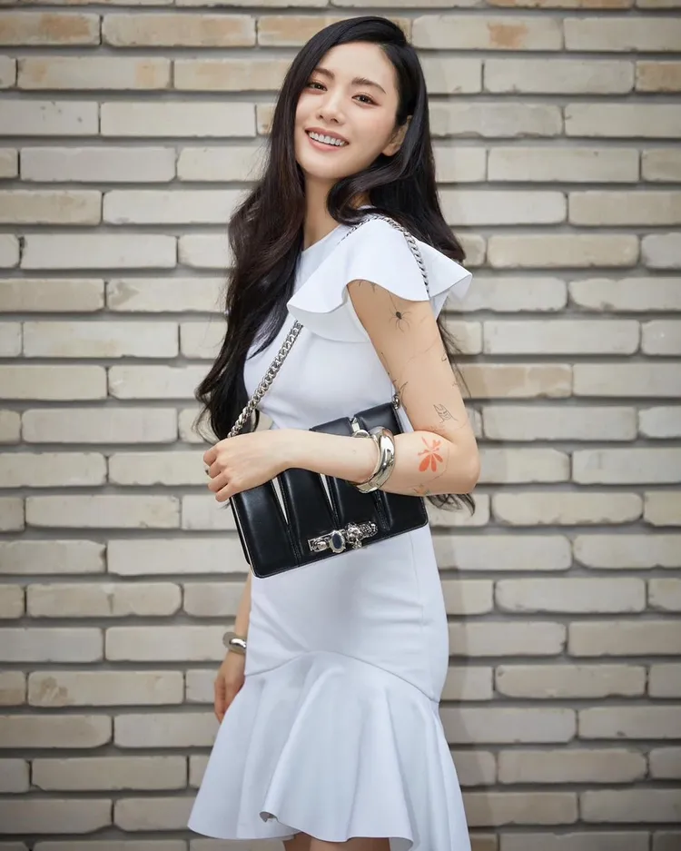 韓國女星NANA的荷葉邊洋裝搭配The Slash手袋，營造出具衝擊感的俐落美學。翻攝jin_a_nana IG