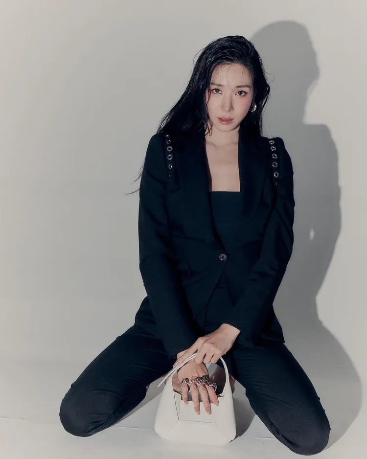 韓國女團「少女時代」成員Tiffany也在IG上曬出Jewelled Hobo手袋。翻攝tiffanyyoungofficial IG