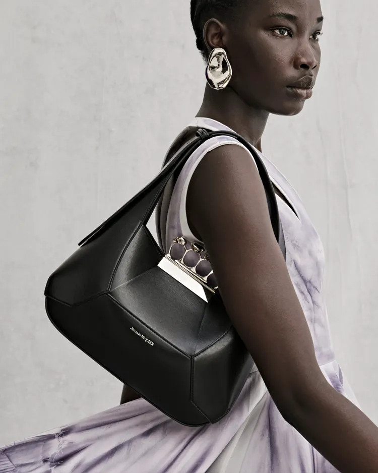 2023早春系列所推出的小型款和迷你款Jewelled Hobo手袋，皆融入受指節套環造型啟發的標誌性的指節環設計。品牌提供