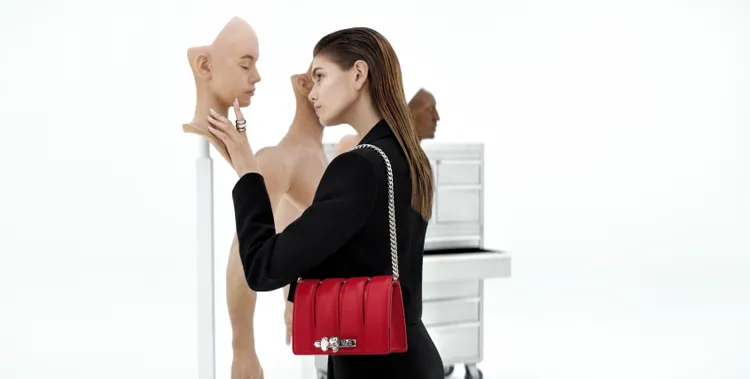 名模凱亞葛柏為Alexander McQueen本季全新推出的The Slash手袋，拍攝了1組充滿科幻感的形象大片。品牌提供