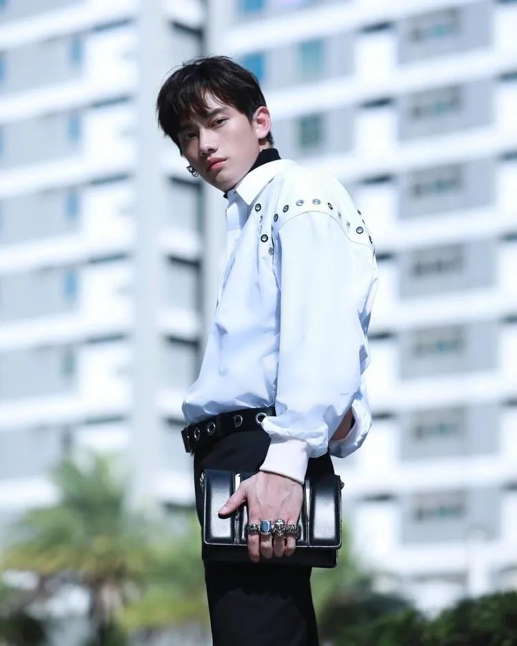 男星范少勳也加入秀The Slash新包的行列。翻攝fan82114 IG