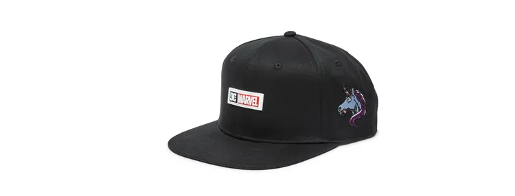 聯名刺繡鴨舌帽，1280元。品牌提供