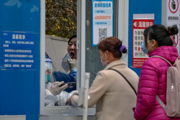 北京疫情嚴峻，但部分核酸檢測點卻突然被裁撤或調整位置。美聯社