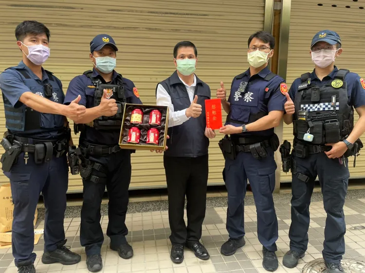 高雄市警局長林炎田（右3）今天下午趕到現場，慰問楠梓所副所長林昶宏（右2）、警員李柏亨（右1）、郭士瑋（左1）、陳大偉（左2）。讀者提供