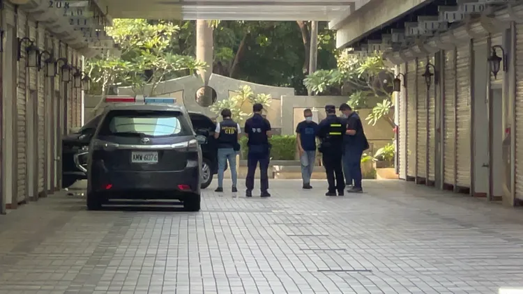 現場無人中彈，警方帶回兩嫌犯。侯昌騰攝