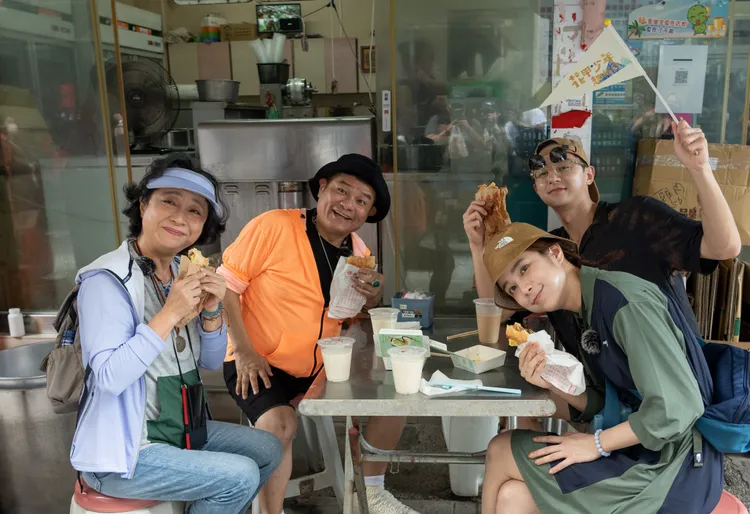 張軒睿(右)帶隊品嘗澎湖在地早餐店。東森提供