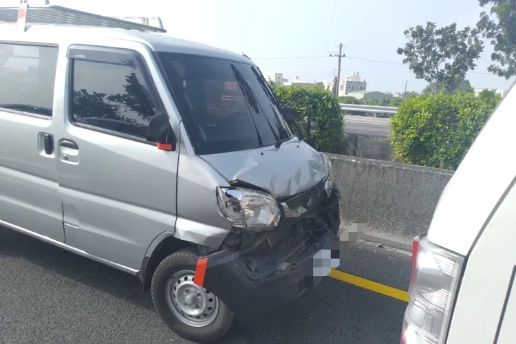 自小貨車車頭毀損。讀者提供