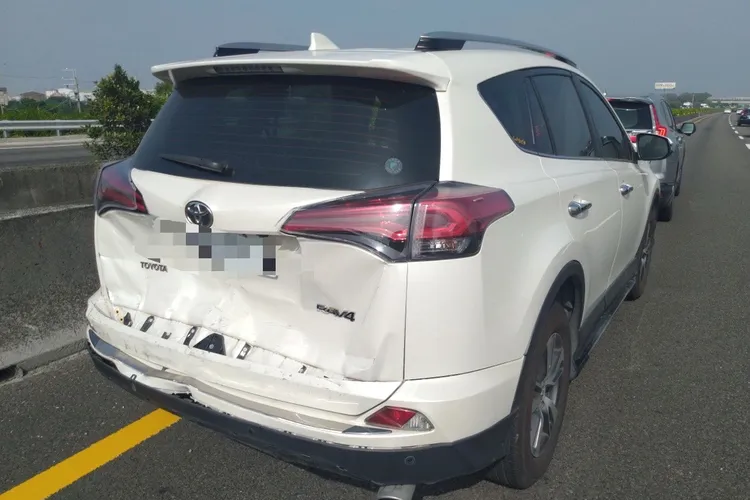 白車遭追撞，車尾凹陷。讀者提供