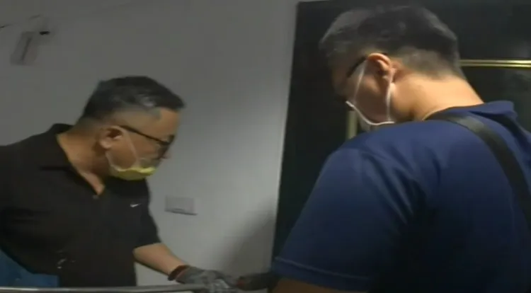 警方破門進入嫖客及應召女交易的套房。讀者提供