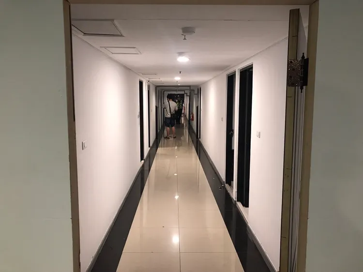 應召站租下大樓12樓多間套房從事性交易。讀者提供