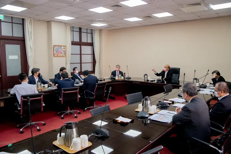 行政院今天召開擴大防疫會議，同意12/1開放室外口罩禁令。行政院提供