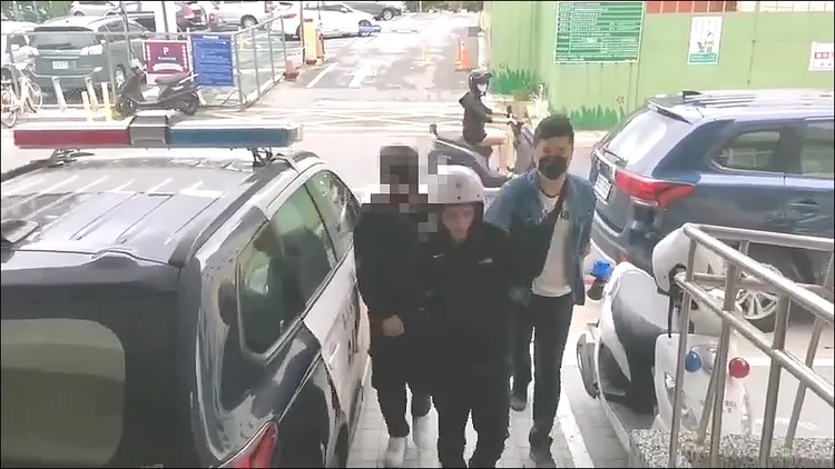 警方依殺人未遂、傷害、竊盜、妨害公務罪等，將鍾男移送新北地檢署偵辦。