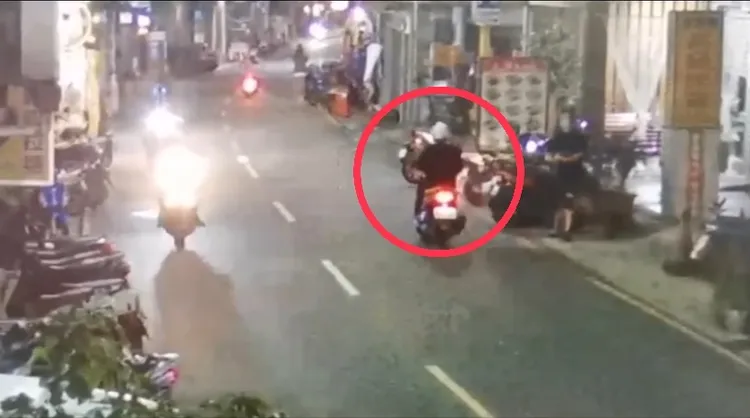 鍾男隨機砍殺後，騎車往桃園龜山逃逸。警方提供