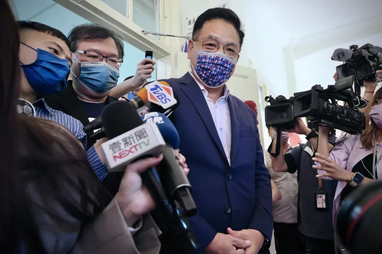 林耕仁今上午到國民黨團開記者會，改抨擊另一對手沈慧虹。林林攝