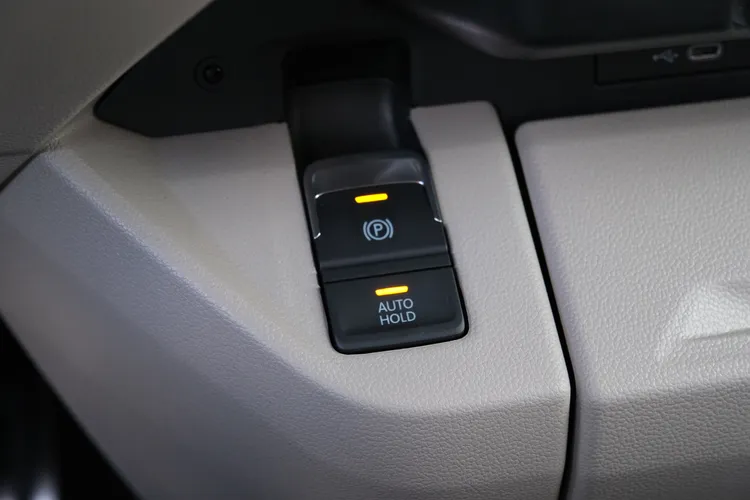 Multivan終於有了電子手煞車及Auto Hold功能，增添旅途的便利性。陳志淵攝