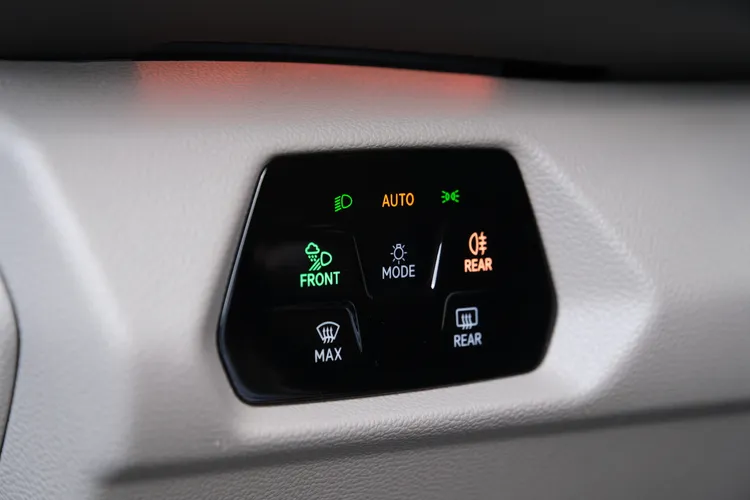 跟隨集團策略，大燈開關也換上科技感十足的觸控式操作。陳志淵攝