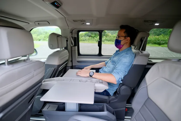 鷗翼摺疊桌展開之後，讓左右乘客都有充裕的平面空間可利用，而透過滑軌，摺疊桌也能前後滑移，在第一排位置時就是多格置物及杯架。陳志淵攝