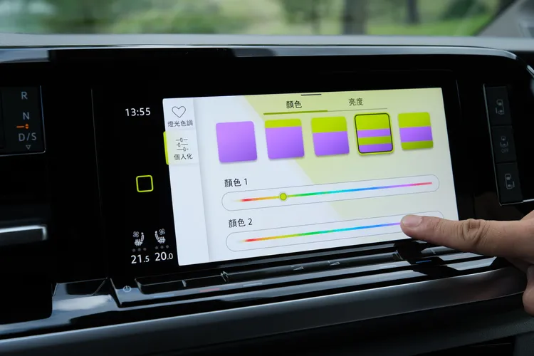 10吋螢幕涵蓋豐富的功能，包含原廠中文衛星導航、倒車顯影，並可從中自訂30色氣氛燈色彩。陳志淵攝