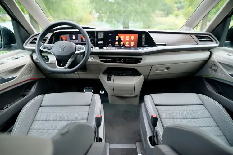 試駕的Style車型採用雙色調為基礎，再加上深色類木紋飾板點綴，雖然中控台門板為硬塑膠材質，但整體視覺質感並不差。陳志淵攝