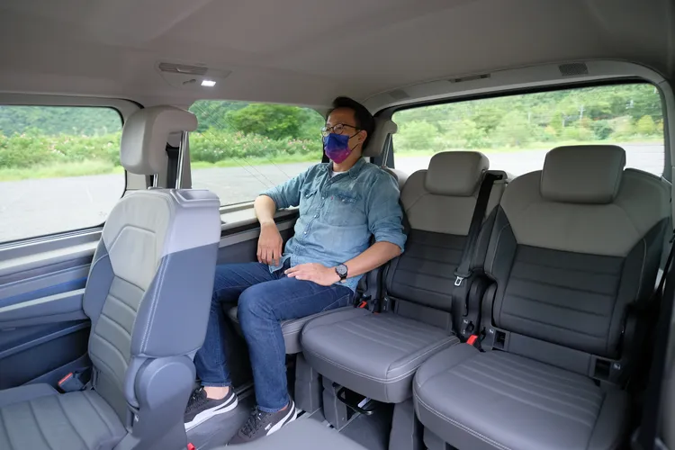 第三排座椅均為獨立式，每個成員都有充裕的乘坐空間，左右兩邊設有置杯架及USB-C插孔。陳志淵攝