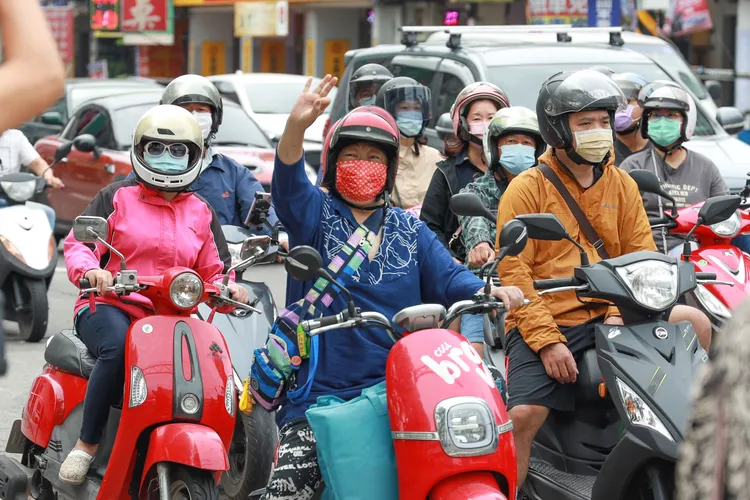 盧秀燕在路口拜票，民眾熱情回應。盧秀燕總部提供