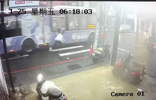 隨身包遭公車門夾住　女學生遭拖行10公尺！家屬調監視器提告