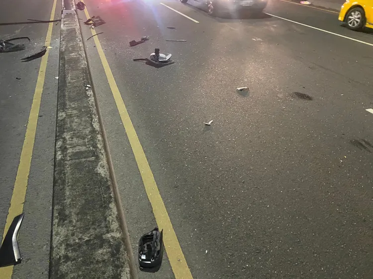 車禍現場零件四散。讀者提供