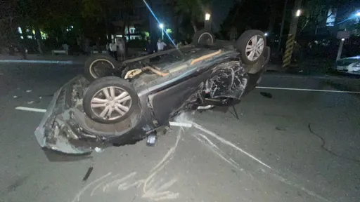 變換車道煞不住撞前車翻覆!高雄19歲男、乘客受困變形車頭 零件散一地