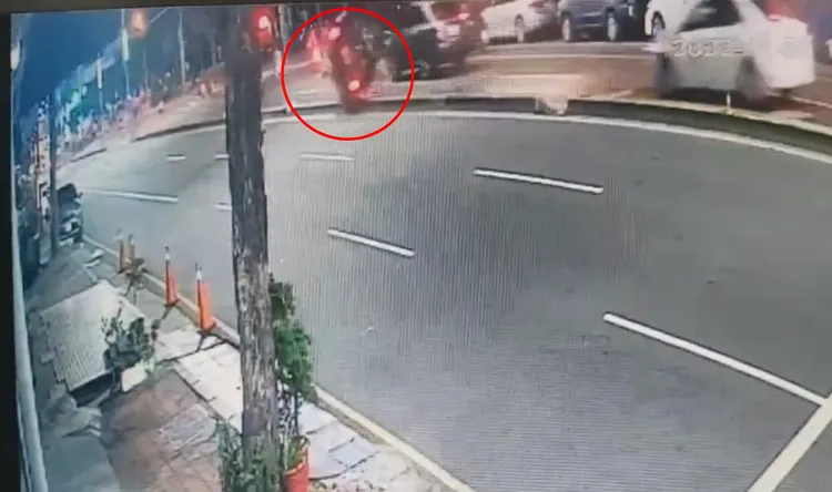 黑色汽車（紅圈處）擦撞後翻覆。讀者提供