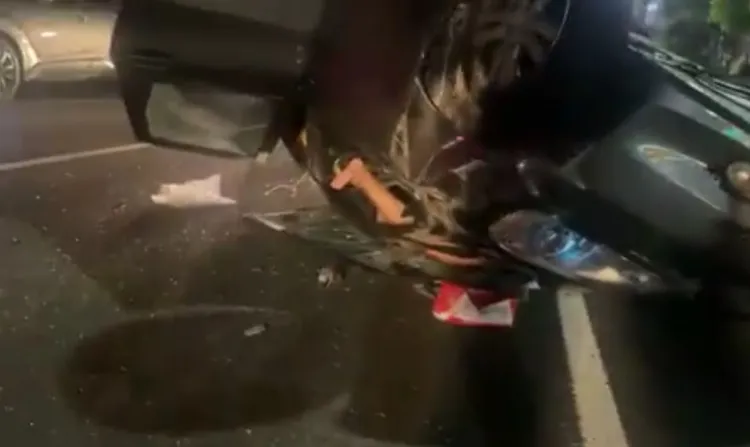 黃姓男子與乘客受困在翻覆的黑色汽車。翻攝爆料公社