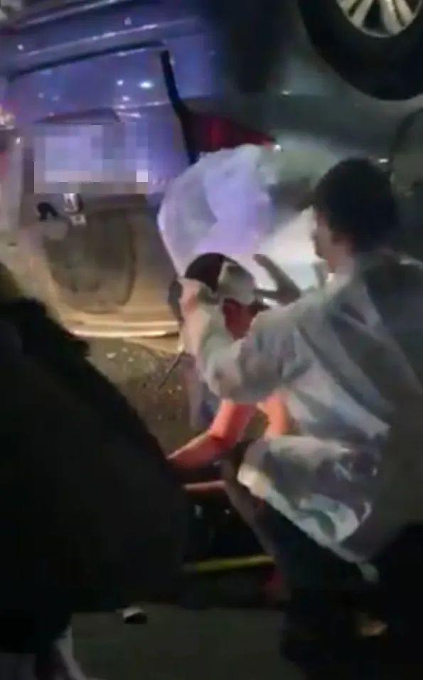 救護人員現場幫黃姓男子與乘客包紮後，將兩人送醫治療。翻攝爆料公社