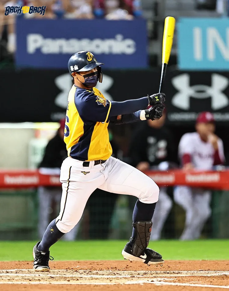 兄弟黃韋盛首次參與台灣大賽就敲出2分打點安打。兄弟提供