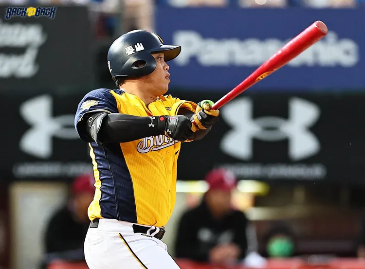 陳子豪安打幫助兄弟打下第一分。兄弟提供