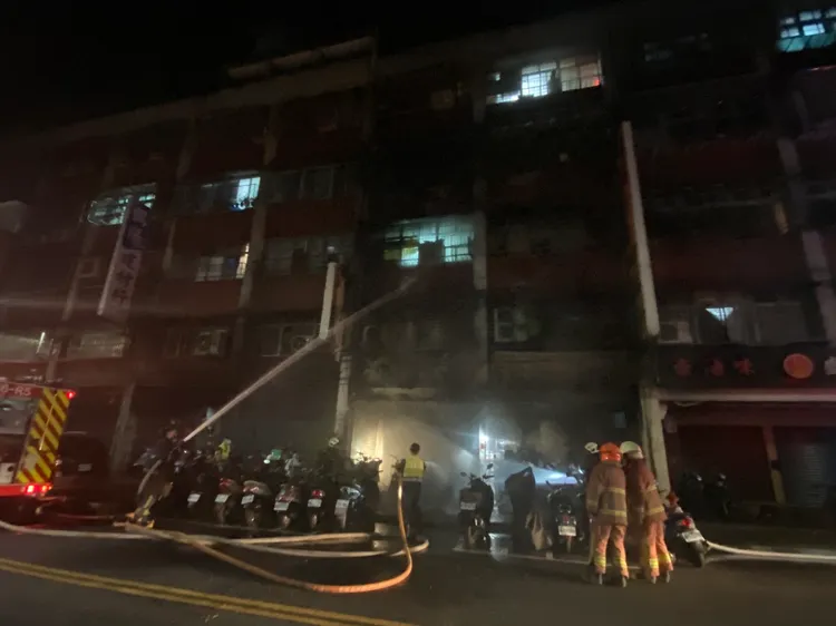 警消獲報到場灌救。新莊警分局提供