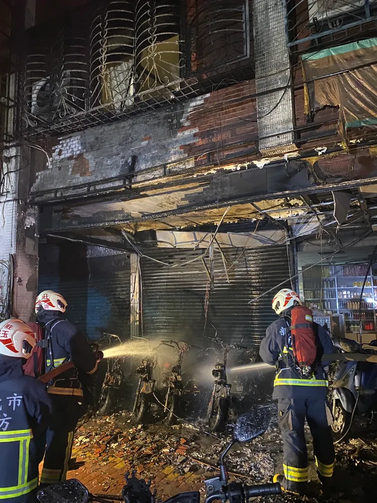 騎樓多輛機車遭焚毀。新莊警分局提供