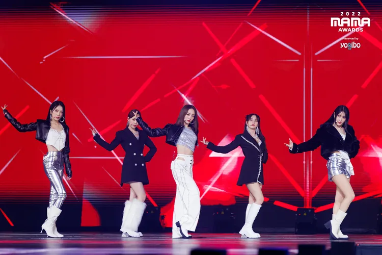 KARA嗨跳「屁屁舞」，讓粉絲看到感動落淚。翻攝MAMA推特