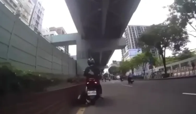 飼主疑似用機車與分隔島夾住小狗。翻攝臉書《虐待動物惡人整理》