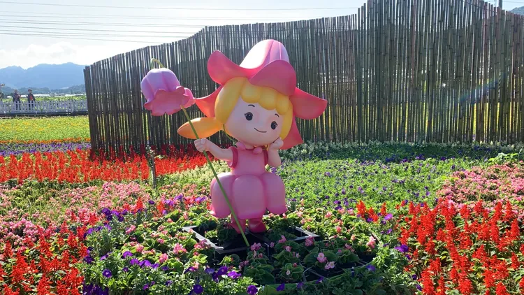 新社花毯節的花仙子手持花語為「希望」的鈴蘭花，希望帶給每個賞花人一個希望。曾雪蒨攝