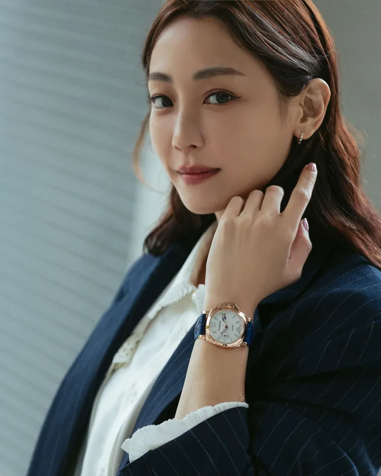 謝欣穎戴上搭載月相功能的Luminor Due Luna腕錶，並在發文中詩意寫下「讓月亮成為時間的指引」。翻攝nikki_hsieh IG