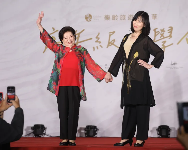 陳淑芳（左）前陣子身體不適入院開刀，休養後已無大礙，精神非常好。陳明中攝