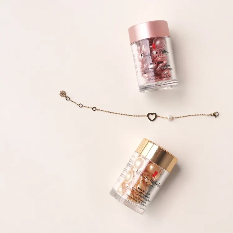 禮盒中包含超進化黃金導航膠囊和玫瑰金抗痕膠囊各30顆，以及ME30的Timeless系列珍珠手鍊。品牌提供