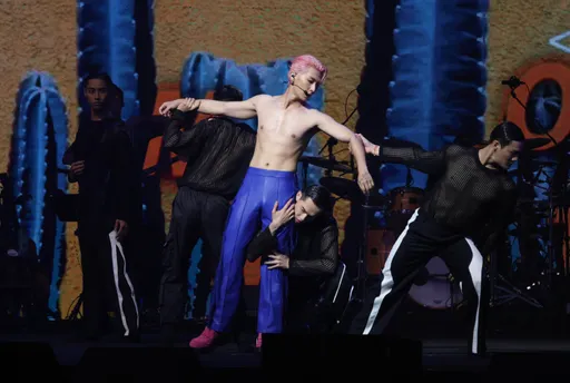 炎亞綸生日演唱會裸上半身胸肌炸裂 語出驚人「我要選就選總統」