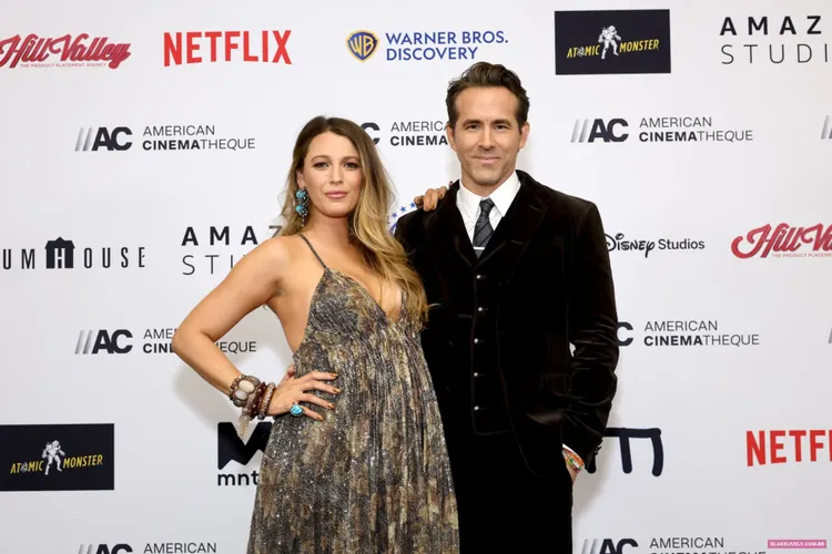 Blake Lively（左）與老公「死侍」聯袂出席活動，看上去幸福又自在。翻攝blakelively.com.br